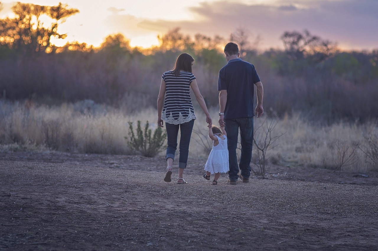 Familie spaziert in der Natur