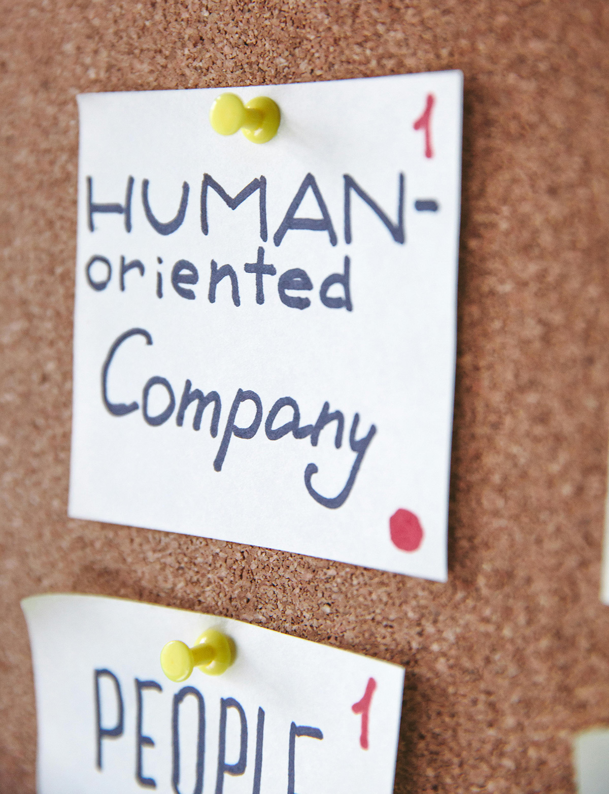 Pinwand mit Aufschrift: Human oriented company